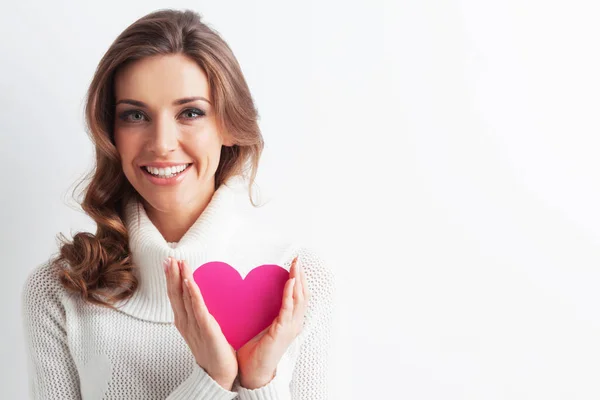 Bella Donna Maglione Bianco Inverno Che Tiene Rosa Cuore Carta — Foto Stock