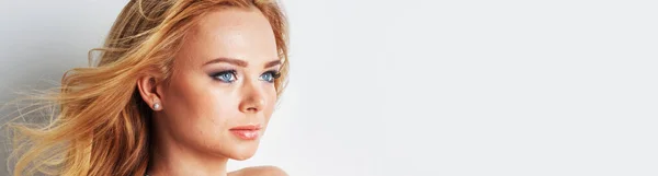 Atractivo Retrato Mujer Rubia Sobre Fondo Blanco Retrato Belleza Cabello — Foto de Stock