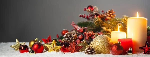 Kerstcompositie Van Kleurrijke Ornamenten Ballen Sterren Kaarsen Sparren Takken Sneeuw — Stockfoto