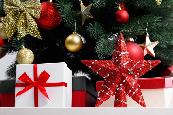 Árvore Natal Decorada Com Presentes Perto — Fotografia de Stock