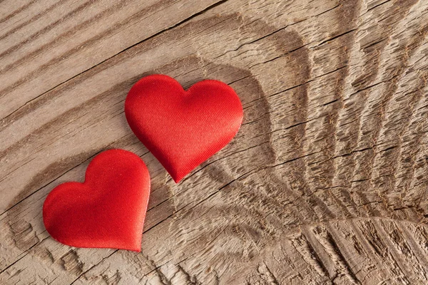 San Valentino Due Cuori Seta Rossa Sfondo Legno Concetto Amore — Foto Stock