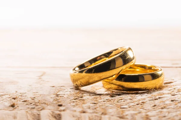 Dos Anillos Boda Dorados Sobre Fondo Madera Con Espacio Copia — Foto de Stock