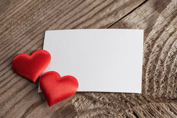 Sevgililer Günü Beyaz Beyaz Tebrik Kartı Kırmızı Ipek Kalpler Arkaplan — Stok fotoğraf