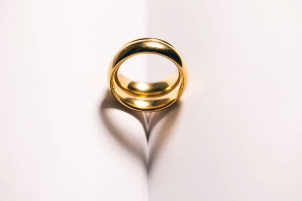 Dos Anillo Bodas Oro Fondo Las Páginas Del Libro Blanco — Foto de Stock