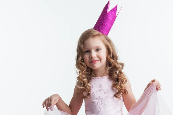 Pembe Taclı Küçük Prenses Beyaz Arka Planda Güzel Bir Elbise — Stok fotoğraf