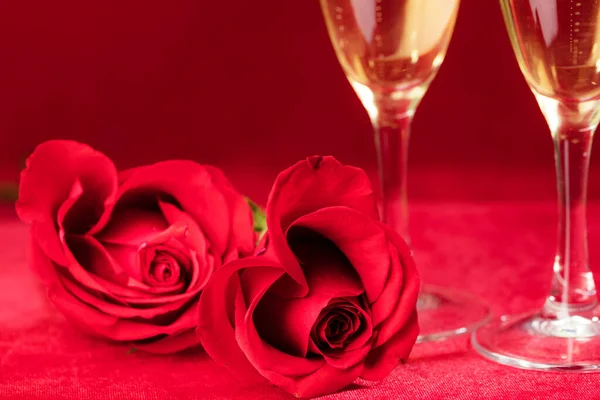 Champán Vino Espumoso Rosas Sobre Fondo Rojo Día San Valentín — Foto de Stock