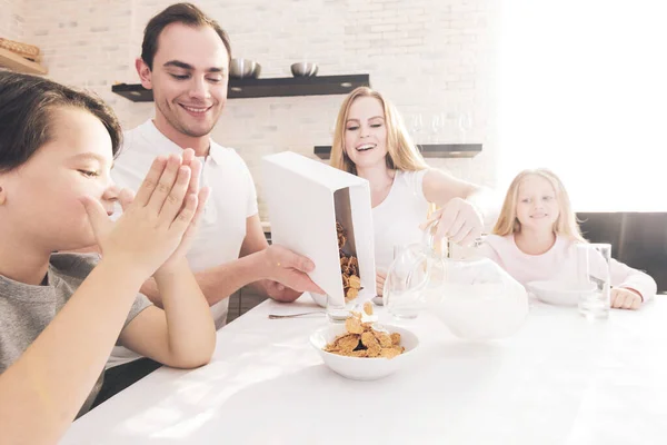 Los Niños Los Padres Desayunan Familia Comiendo Cereales Con Leche —  Fotos de Stock