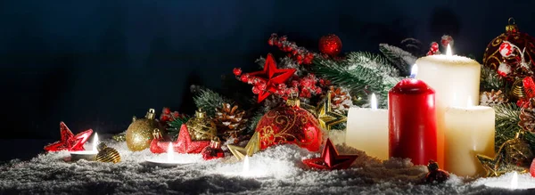 Composição Natal Ornamentos Coloridos Bolas Estrelas Velas Ramos Abeto Neve — Fotografia de Stock