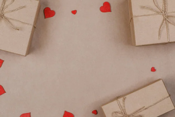 Kahverengi Sanatları Kağıdına Sarılı Kutular Kırmızı Kağıt Kalpler Sevgililer Günü — Stok fotoğraf