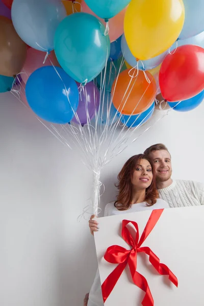 Jovem Casal Sorridente Com Balões Grande Caixa Presente Branco — Fotografia de Stock