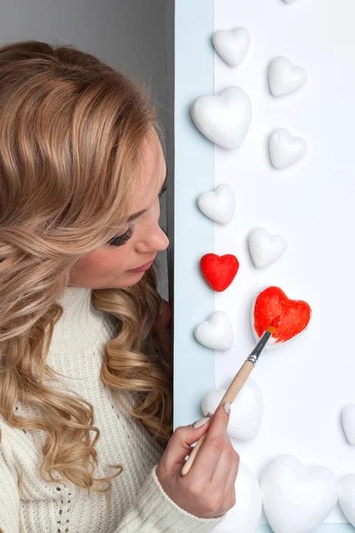 Feliz Sorrindo Jovem Mulher Pintando Vermelho Coração Decorativo Fundo Branco — Fotografia de Stock