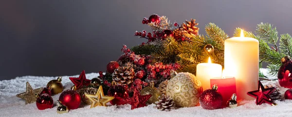 Composição Natal Ornamentos Coloridos Bolas Estrelas Velas Ramos Abeto Neve — Fotografia de Stock