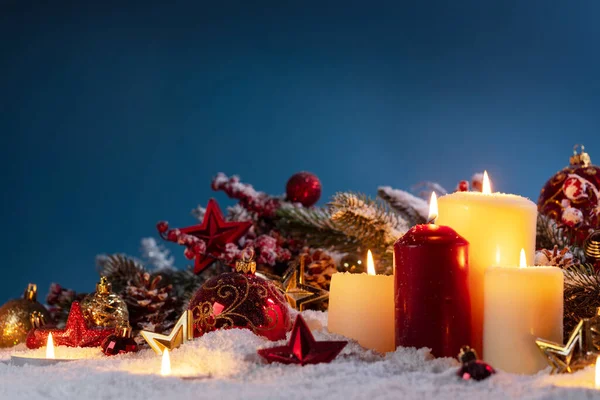 Χριστουγεννιάτικη Σύνθεση Πολύχρωμα Στολίδια Μπάλες Αστέρια Κεριά Και Κλαδιά Έλατο — Φωτογραφία Αρχείου
