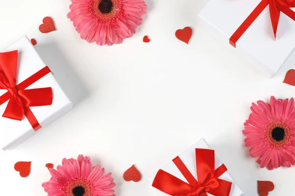 Ροζ Ζέρμπερα Λουλούδια Δώρα Και Κόκκινο Καρδιές Σύνθεση Λευκό Φόντο — Φωτογραφία Αρχείου