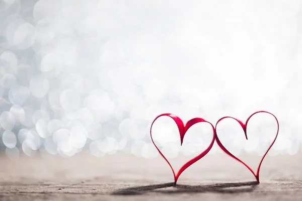 テキストのためのコピースペース バレンタインデーのコンセプトとキラキラの背景に2つの赤いリボンの心 — ストック写真