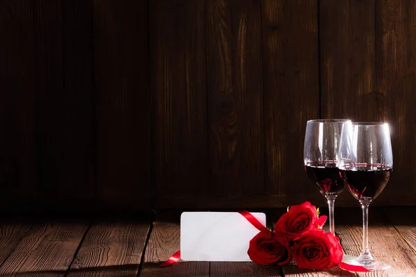Twee Glazen Rode Wijn Rode Rozen Blanco Wenskaart Donkere Houten — Stockfoto