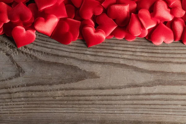 Valentinstag Viele Rote Seidenherzen Auf Holzgrund Liebeskonzept — Stockfoto