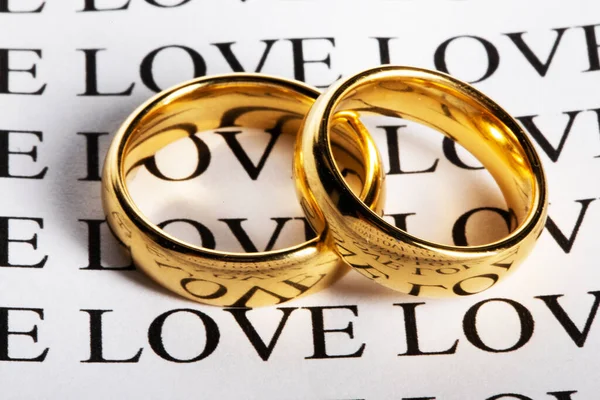 Twee Trouwringen Gemaakt Van Goud Het Woord Liefde — Stockfoto