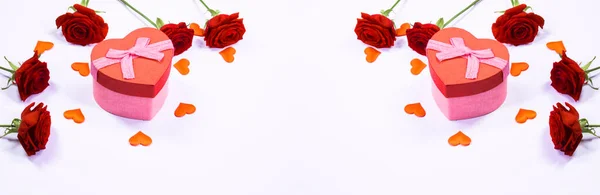 Sevgililer Günü Kalp Çerçevesi Kırmızı Gül Çiçekleri Beyaz Arka Planda — Stok fotoğraf