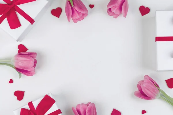 Regalos Flores Tulipán Rosa Composición Corazones Rojos Sobre Fondo Blanco — Foto de Stock