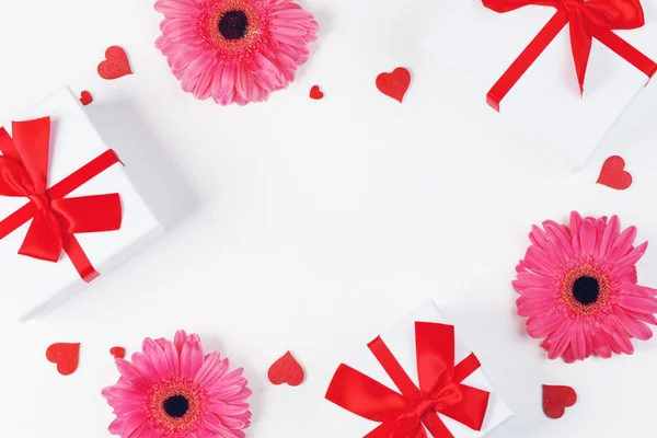 Rosa Gerbera Blumen Geschenke Und Rote Herzen Komposition Auf Weißem — Stockfoto