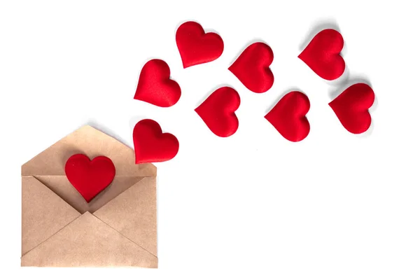Walentynki List Miłosny Koperta Papieru Rzemieślniczego Czerwonymi Sercami Stos Rozłożone — Zdjęcie stockowe