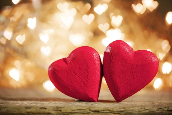 两个红木心形的爱的象征背景与美丽的Bokeh党的灯 圣情人节庆祝活动 — 图库照片