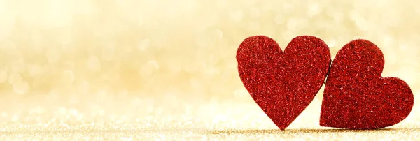 美しいボケと黄金の背景に愛の2つの赤い心のシンボル 聖バレンタインデーのお祝い テキストのためのコピースペース — ストック写真