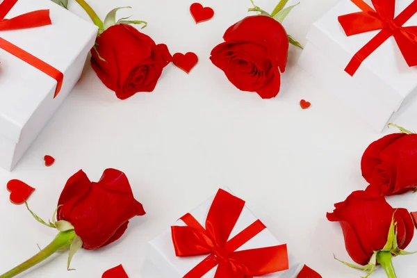 Vermelho Rosa Flores Presentes Corações Vermelhos Composição Fundo Branco Vista — Fotografia de Stock