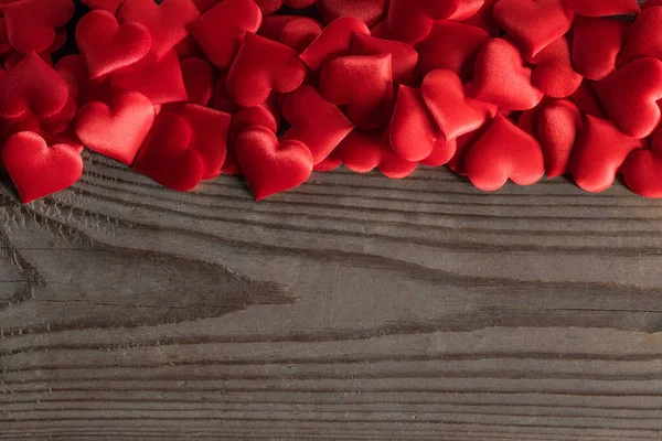 Saint Valentin Nombreux Coeurs Soie Rouge Sur Fond Bois Concept — Photo