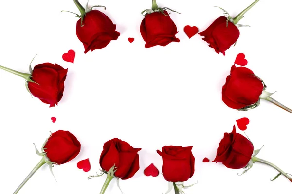 赤いバラとハートで作られたフレームバレンタインデーの背景 — ストック写真