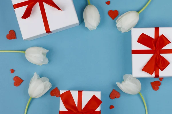 Λευκή Τουλίπα Λουλούδια Κόκκινες Καρδιές Και Δώρα Σύνθεση Μπλε Φόντο — Φωτογραφία Αρχείου
