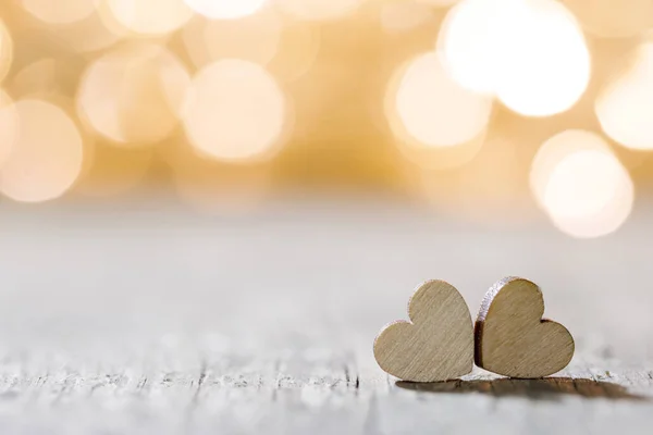 손으로 심장이 아름다운 황금빛보케 배경을 이루고 빈티지 스타일 발렌타인 데이의 — 스톡 사진
