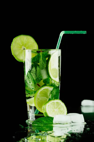 Mojito Cocktail Mit Limette Minze Und Eis Auf Schwarzem Hintergrund — Stockfoto