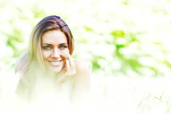 Retrato Atraente Olhos Verdes Menina Sorrindo Parque Primavera Natureza Fundo — Fotografia de Stock