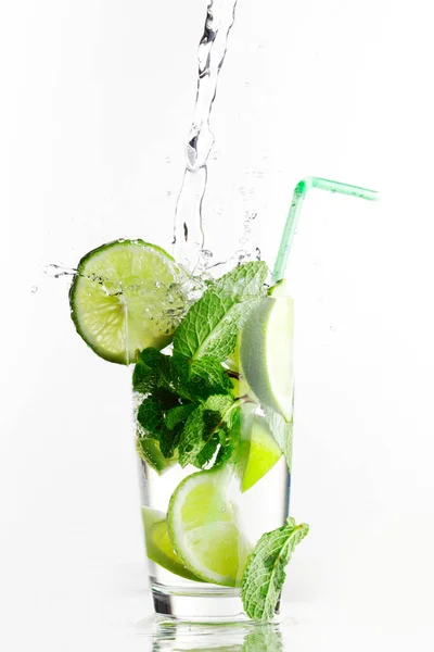 Het Maken Van Mojito Cocktail Met Limoen Munt Geïsoleerd Witte — Stockfoto