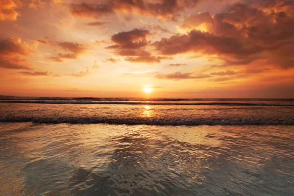 Tramonto Radioso Bali Double Six Onde Surf Sulla Spiaggia Nuvole — Foto Stock