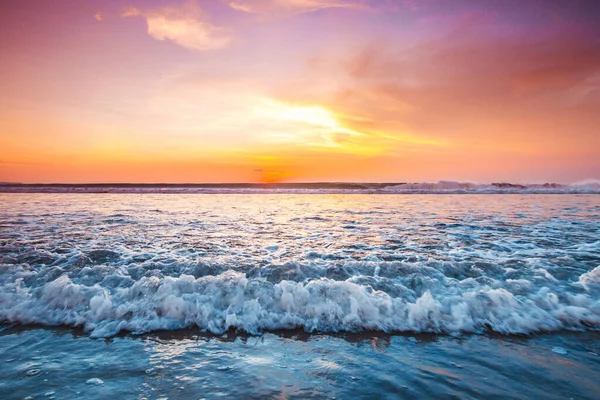 Atardecer Radiante Bali Doble Seis Olas Playa Nubes Colores — Foto de Stock