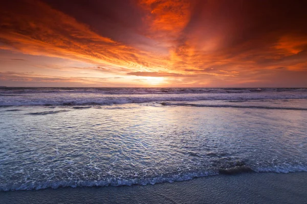 巴厘双六海滩海浪和五彩斑斓的云彩带来的夕阳西下 — 图库照片