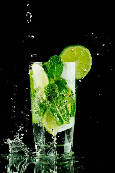 Derramando Coquetel Mojito Fresco Vidro Noção Gelo Espirrando Isolado Fundo — Fotografia de Stock