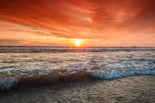 Strålande Havsstrand Solnedgång Hav Vawes Närbild — Stockfoto