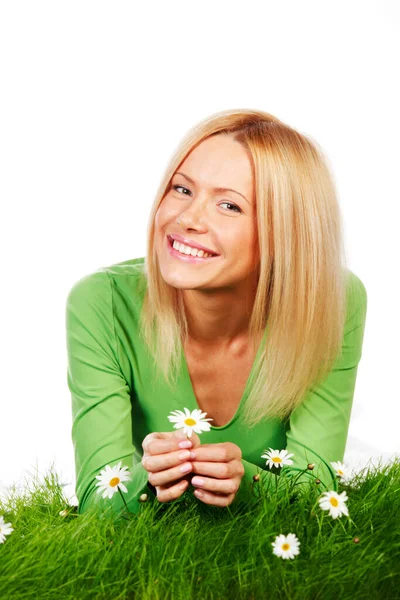 Piękna Młoda Blondynka Leżąca Trawie Rumianku Kwiaty Izolowane Białym Tle — Zdjęcie stockowe