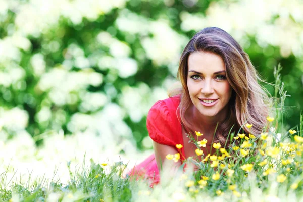 Mulher Jovem Saudável Bonita Relaxando Grama Verde Sorrindo — Fotografia de Stock