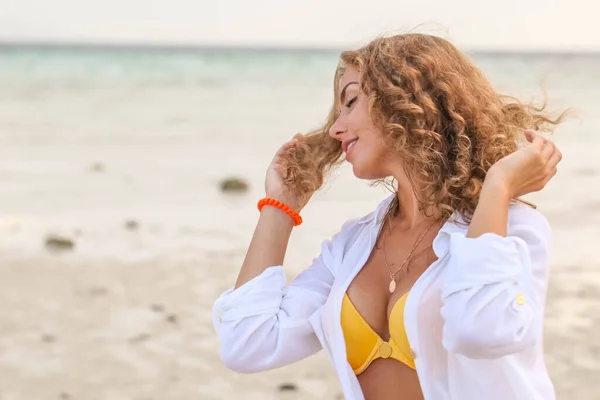 Mulher Bonita Com Cabelo Encaracolado Biquíni Camisa Branca Desfrutar Férias — Fotografia de Stock