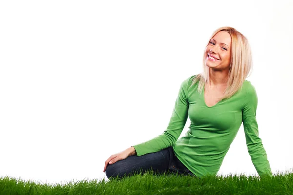 Jeune Belle Femme Assise Sur Herbe Isolée Sur Fond Blanc — Photo