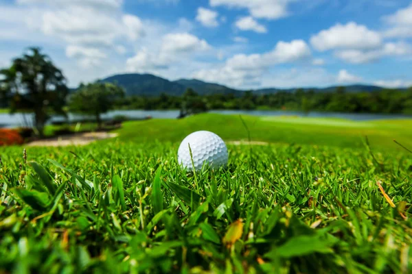 Golfball Auf Dem Platz Morgenlandschaft Mit Feld Und Bergen — Stockfoto