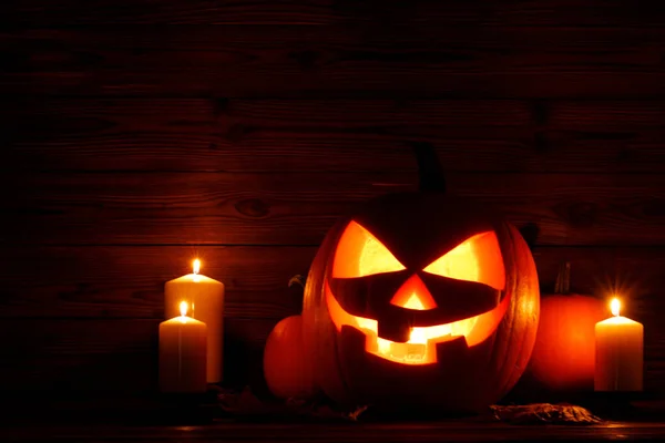 Abóboras Halloween Com Rostos Cortados Velas Cartão Férias Escuro — Fotografia de Stock