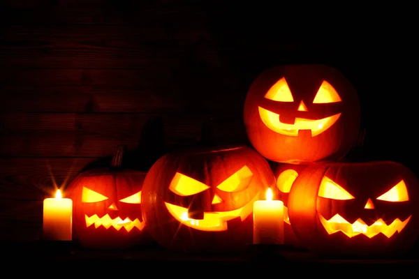 Halloween Pumpor Med Skurna Ansikten Och Ljus Mörk Semester Kort — Stockfoto