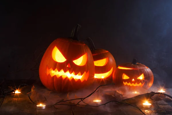 Halloween Zucche Testa Jack Lanterna Candele Foglie Acero Secche Nebbia — Foto Stock