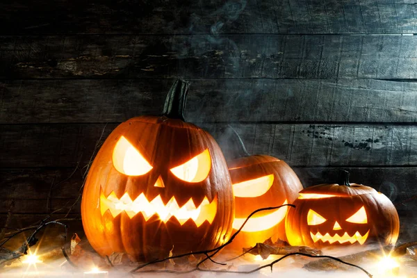 Halloween Zucche Testa Jack Lanterna Candele Foglie Acero Secche Nebbia — Foto Stock